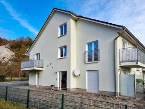 een wit huis met 2 balkons bij Ferienhaus "Zum Kreideblick" in Sassnitz