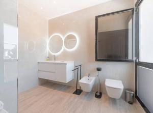 Un baño con lavabo, inodoro y espejo. en Villa Sa Marinada | 100m de Mar, en Sant Josep de sa Talaia 21 fotos más