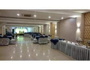 um salão de banquetes com filas de cadeiras e mesas em Hotel lords,Dehradun em Dehradun