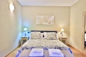 una camera da letto con un grande letto con due tavoli di Renzo Bellagio by KlabHouse a Bellagio