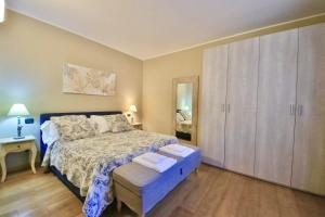 1 dormitorio con 1 cama y armario grande en Renzo Bellagio by KlabHouse, en Bellagio