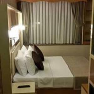Habitación de hotel con cama con almohadas blancas en mars hotel, en Estambul