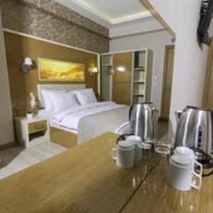 イスタンブールにあるmars hotelのベッドとテーブルが備わるホテルルームです。