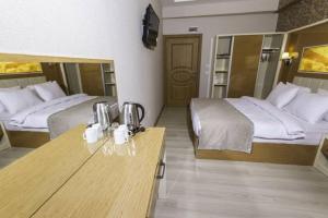 伊斯坦堡的住宿－mars hotel，酒店客房设有两张床和一张桌子。