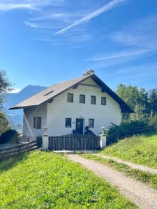 een wit huis met een hek naast een weg bij Ferienhaus sHäuserl in Landl