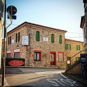 un edificio de piedra con un reloj a un lado. en Residenza Tito Livio Teolo, en Teolo