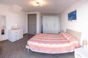 um quarto com uma cama grande e uma cómoda em casa Ciapin em Cipressa