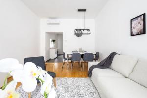 Ein Sitzbereich in der Unterkunft OrestaLiving - 2BR On the Danube Canal