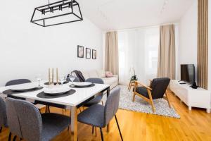 Ein Sitzbereich in der Unterkunft OrestaLiving - 2BR On the Danube Canal