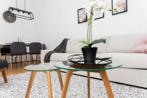 Ein Sitzbereich in der Unterkunft OrestaLiving - 2BR On the Danube Canal
