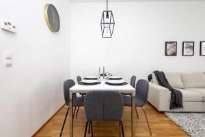 Ein Sitzbereich in der Unterkunft OrestaLiving - 2BR On the Danube Canal