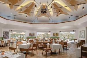 Boulders Resort & Spa Scottsdale, Curio Collection by Hilton餐厅或其他用餐的地方
