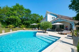 - une piscine en face d'une maison dans l'établissement Villa Oia - Private pool - 10 min from beaches, à Tosse