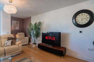 TV o dispositivi per l'intrattenimento presso Marina with a view / 2 bd flat