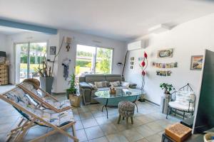 - un salon avec un canapé et une table dans l'établissement Villa Oia - Private pool - 10 min from beaches, à Tosse