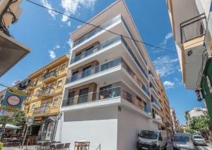 Cet appartement blanc dispose d'un balcon. dans l'établissement LXR La Concha 2HAB a pasos del mar, à Fuengirola