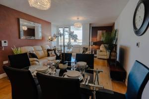 Area soggiorno di Marina with a view / 2 bd flat