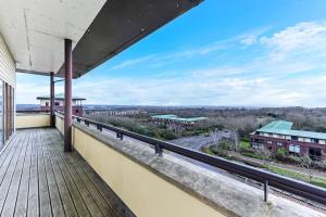 einen Balkon mit Blick auf ein Gebäude in der Unterkunft City Penthouse with Scenic View Balcony in Milton Keynes