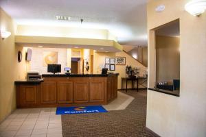 a lobby of a hospital with a waiting room at Comfort Inn Sioux City South in Morningside +117 photos