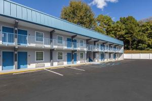 a building with blue doors and a parking lot at Rodeway Inn in Union