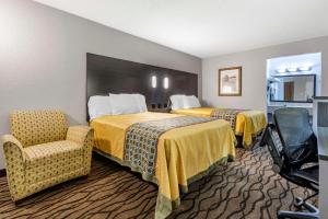 ein Hotelzimmer mit 2 Betten und einem Stuhl in der Unterkunft Rodeway Inn in Union