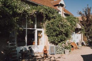 a little girl standing in front of a house at Domaine Bleu Celeste in Couleuvre