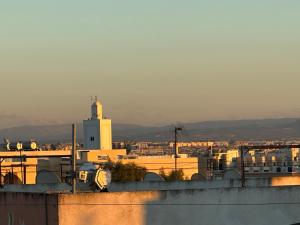 Blick auf eine Stadt vom Dach eines Gebäudes in der Unterkunft Immeuble walili in Fès