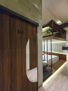 ガルットにあるNew Golden Clouds - Non Smoking Homestayの二段ベッド2台と鏡が備わる客室です。