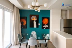 jadalnia ze stołem i krzesłami w obiekcie Modern 3BR Villa, DAMAC Hills 2 w Dubaju