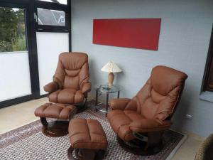 シャルボイツにあるHaus Biebersteinの茶色の椅子2脚とランプ(1室)