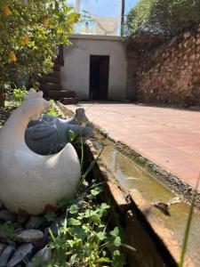 una estatua de un pato sentado junto a una fuente en El Secanet en Algimia de Alfara