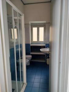 La salle de bains est pourvue de toilettes, d'un lavabo et d'une baignoire. dans l'établissement Foresteria San Niccolò, à Prato