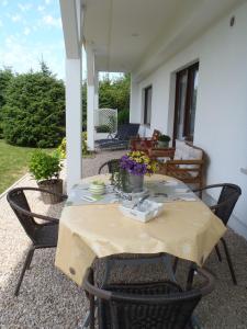 einen Tisch mit einem gelben Tischtuch auf einer Terrasse in der Unterkunft Carpe Diem in Kelberg