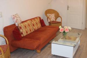 un soggiorno con un divano e due poltrone di Residenz Ostseestrand Nr_ 11 a Scharbeutz