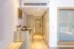 Postel nebo postele na pokoji v ubytování Ramada by Wyndham Goa Arpora