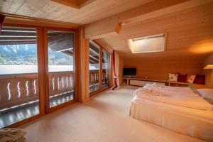 Postel nebo postele na pokoji v ubytování Finest Lakeside Villa Zell am See incl SUMMER CARD by All in One Apartments