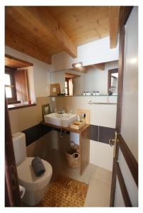 uma casa de banho com um WC e um lavatório em Daphne superior castle suite em Monemvasia