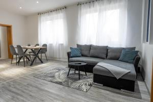 ein Wohnzimmer mit einem Sofa und einem Tisch in der Unterkunft MIRA StudioApartments NEU in Castrop-Rauxel
