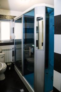 bagno con doccia in vetro e servizi igienici di Къща за гости Донука a Panichishte