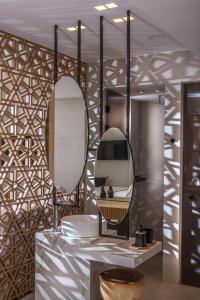 ein Badezimmer mit einem Spiegel und einem Waschbecken in der Unterkunft Niriides Palace in Gournes
