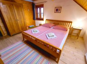 1 dormitorio con 1 cama con 2 toallas en stay & relax am Bio Archehof Zachhiesen, en Seekirchen am Wallersee