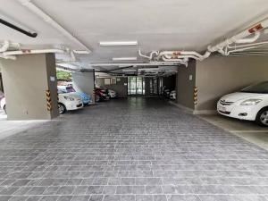 チェンマイにあるModern Condo in Nimman (F309) by Pimolplaceの車両数台が駐車したガレージ +17枚の写真