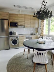 Kuchyň nebo kuchyňský kout v ubytování Txobe Apartment + 25 fotografií