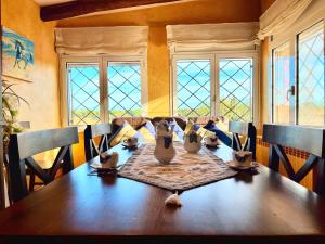 una mesa de comedor con jarrones encima en Casa Rural Hípica Mas Paguina, en L'Estartit