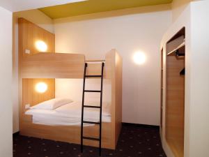 ベルリンにあるB&B HOTEL Berlin-Potsdamer Platzの二段ベッド1組(はしご付)が備わる客室です。