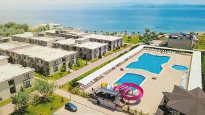 una vista aérea de un complejo con piscina en JURA HOTELS ALTINOLUK THERMAL en Avcılar
