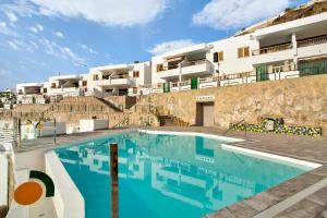 una gran piscina frente a un edificio en Bellavista, en Puerto Rico de Gran Canaria