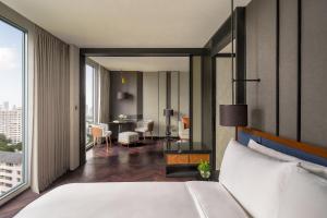 una camera con letto e un soggiorno di InterContinental Bangkok Sukhumvit, an IHG Hotel a Bangkok