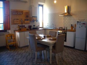 een keuken met een tafel en stoelen. bij Appartamento via Grandi - Free Gated Parking - 5 minutes from Center in Lucca