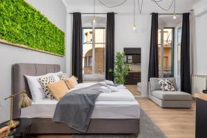 Un dormitorio con una cama grande y un sofá. en Apartments & rooms ONE WORLD, en Rijeka